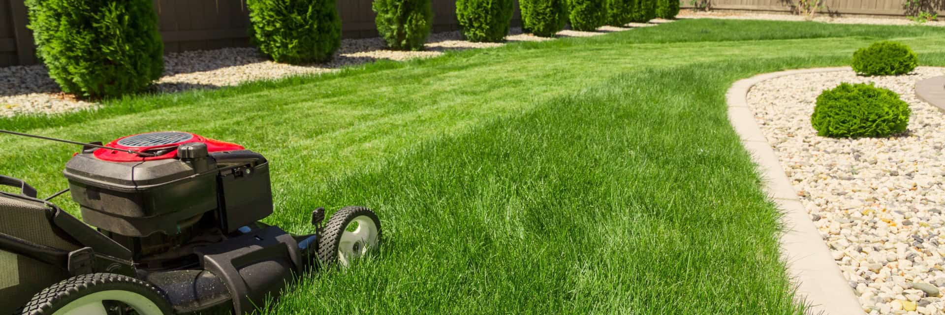 Quality lawn mowing services in Oak Lawn, Orland Park, Evergreen Park, and surrounding areas<br />
